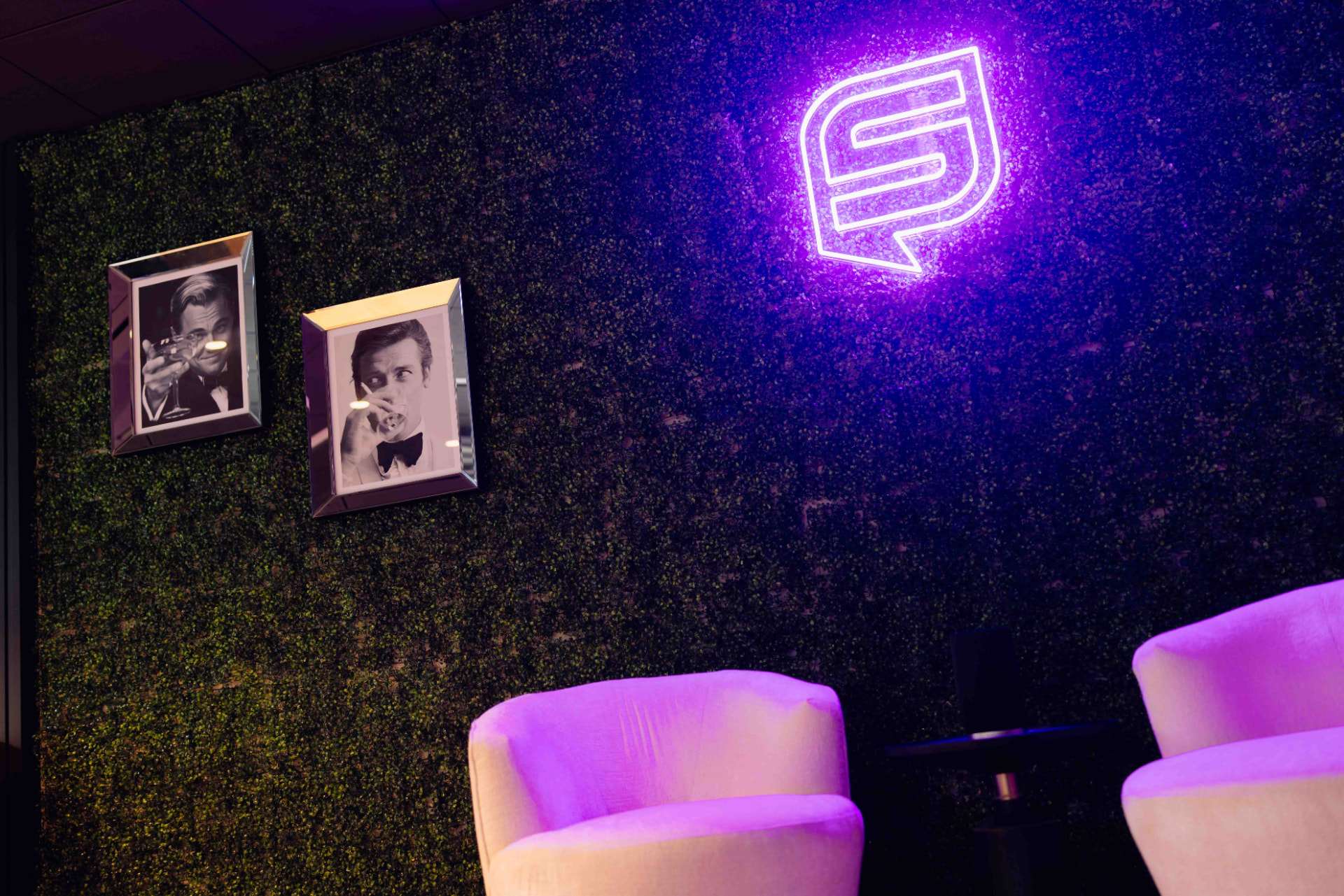 De ruimte van Social Roots met het verlichte beeldmerk aan de muur